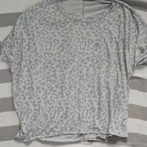 Chic Soul Women's Oversized 2X Lightweight Gray Leopard Print Top Batbwing Style